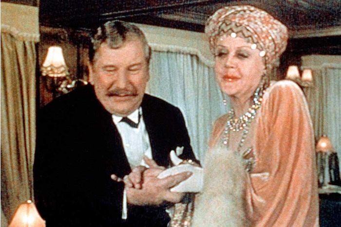 Der belgische Meisterdetektiv Hercule Poirot (Peter Ustinov) macht die Bekanntschaft von Salome Otterbourne (Angela Lansbury). Bild: Sender