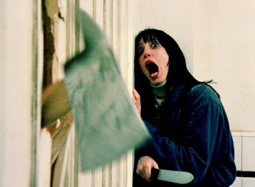 Außer sich vor Angst schließt Wendy (Shelley Duvall) sich im Badezimmer ein. Es scheint nur eine Frage der Zeit, bis Jack die Tür mit seiner Axt durchbricht. Bild: Sender