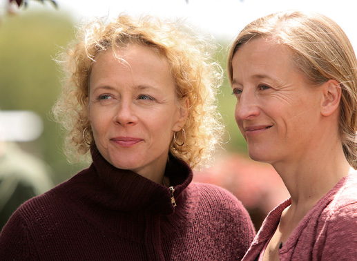 Anna (Katja Riemann, li.) und Sandrine (Aurélia Petit), die Ärztin des Ortes, sind gut befreundet. Bild: Sender / David Koskas