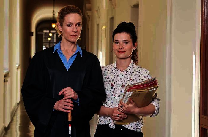 Die ambitionierte Anwältin Romy Heiland (Lisa Martinek), von Geburt an blind, eröffnet ihre erste eigene Anwaltskanzlei in Berlin. Als Assistentin engagiert sie die eigensinnige Ada Holländer (Anna Fischer), die ihr vom Arbeitsamt vermittelt wird. Bild: Sender / ARD / Reiner Bajo