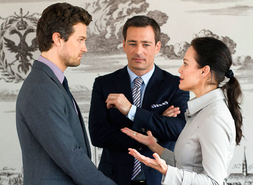 Die intrigante Investorin Alexandra Vanderbilt (Sonja Kirchberger) spielt Finn (Wayne Carpendale, li.) und Frank (Jan Sosniok) gegeneinander aus. Bild: Sender