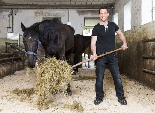 Gerfried – der lässige Pferdewirt, 41 Jahre, aus der Steiermark. Er ist Pferde- und Forstwirt, zusätzlich arbeitet er in einem Grazer Einkaufszentrum als Haustechniker. Gerfried sucht eine Frau zwischen 25 und 35 Jahren, die auf sich achtet und auf eigenen Beinen steht. Bild: ATV