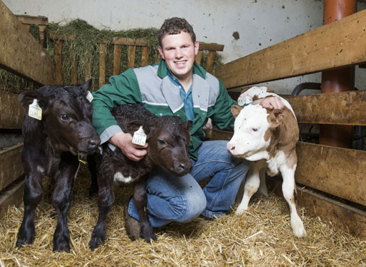 Hannes – der kernige Ranggler, 25 Jahre aus Tirol. Hannes betreibt gemeinsam mit seinen Eltern einen Bergbauernhof mit Milchwirtschaft. Er ist sehr sportlich, verbringt im Winter viel Zeit am Berg, im Sommer beim Brauchtumssport Ranggeln. Hannes ist seit 8 Monaten Single. Seine nächste Freundin soll ruhig etwas verrückt und aufgeweckt sein. Bild: ATV