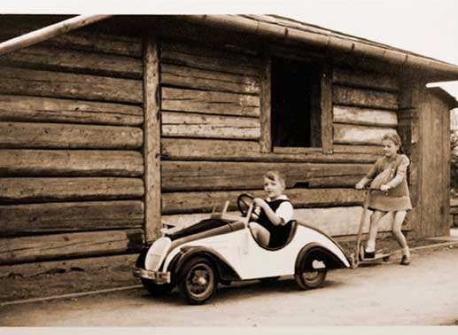 Familienidylle auf dem Gelände der Villa von Lagerkommandant Rudolf Höß - historische Aufnahme. Die Höß-Kinder verbringen eine sorglose Zeit mit Spielzeug, das größtenteils von Häftlingen des KZ Auschitz gebastelt wurde. Bild: Sender
