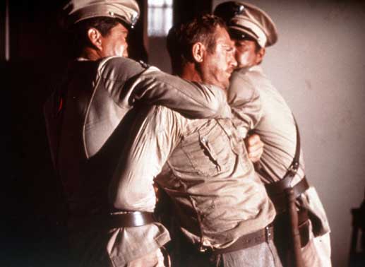 Der aufsässige Sträfling Henri Charrière alias Papillon (Steve McQueen) wird von Wärtern niedergerungen. Bild: Sender