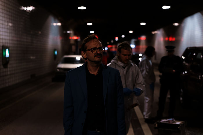 Adam Danowski (Milan Peschel) sieht sich den Tatort an. Huber (Lennart Lemster)  war mit der Spurensicherung bereits da. Bild: Sender