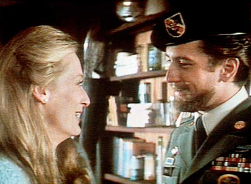 Michael Vronsky (Robert de Niro) ist nach schrecklichen Erlebnissen im Vietnamkrieg nach Pennsylvania zurückgekehrt. Linda (Meryl Streep) freut sich sehr darüber.
Bild: Sender
