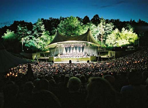 Zum Ausklang der Saison musizieren die Berliner Philharmoniker traditionell in der Berliner Waldbühne. Bild: Sender