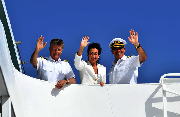 Hanna Liebhold (Barbara Wussow) die neue Hoteldirektorin des Traumschiffs zusammen mit Kapitän Viktor Burger (Sascha Hehn) und Dr. Wolf Sander (Nick Wilder) an ihrem neuen Arbeitsplatz. Bild: Sender / Dirk Bartling