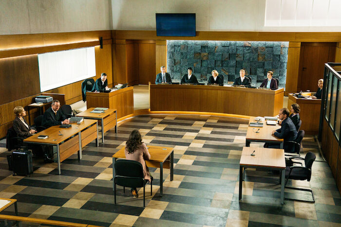 Sie sagt. Er sagt.: Blick in den Sitzungssaals im Gericht. Bild: Sender / ZDF / Julia Terjung