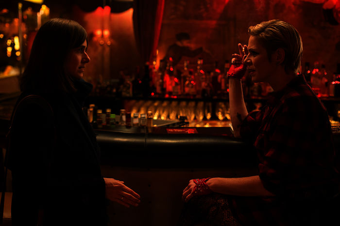 Kathrin Ortrup (Miriam Stein) trifft Mika (Svenja Niekerken) in der Bar, um herauszufinden, wer Tanja/Annabell (Britta Hammelstein) eigentlich ist. Bild: Sender / ZDF / Michael Boehme