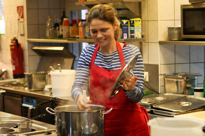 Sarah Wiener in der Küche des Klosterrestaurants. Bild: Sender / Zero One Film / Ralf Klingelhoefer