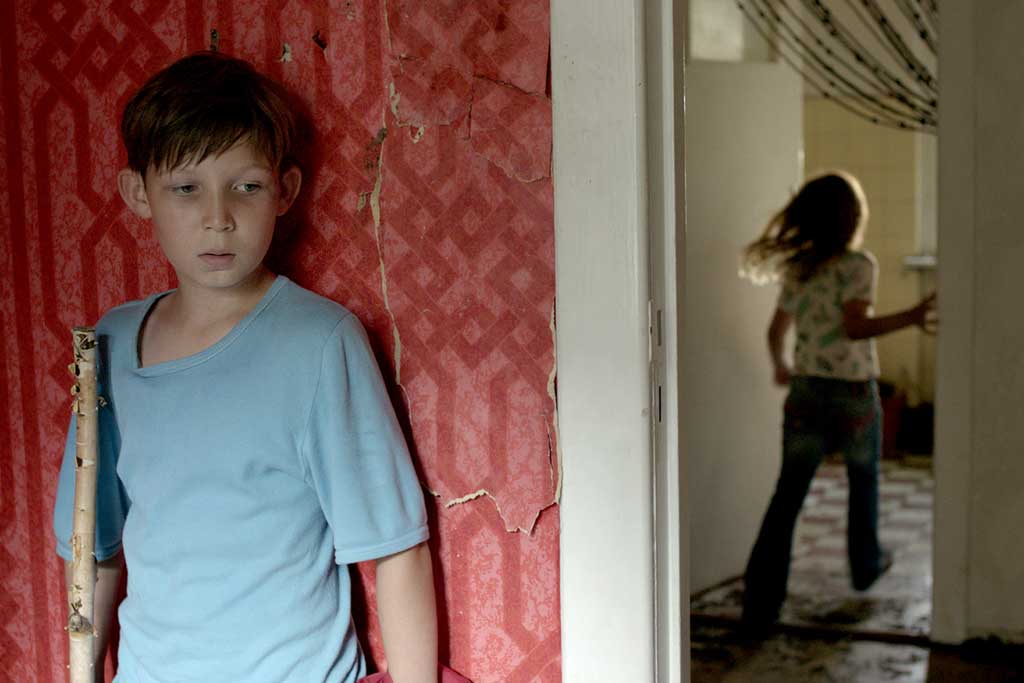 Jack (Ivo Pietzcker) versteckt sich vor den anderen Kindern des Jugendheims. Bild: Sender / Jens Harant