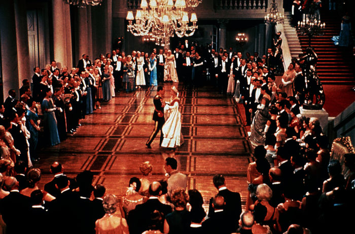 Prinz Paul (Ivan Desny) macht Anastasia (Ingrid Bergman) einen Heiratsantrag, um an ihre Erbschaft zu kommen. Bild: Sender / MDR / Telepool / 20th Century Fox