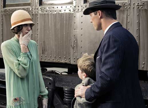 Als Captain Jones (Jeffrey Donovan) Christine Collins (Angelina Jolie) am Bahnhof ihren (vermeintlichen) Sohn (Devon Conti, Mitte) übergibt, erkennt diese voller Entsetzen, dass dies nicht ihr Kind ist ... Bild: Sender
