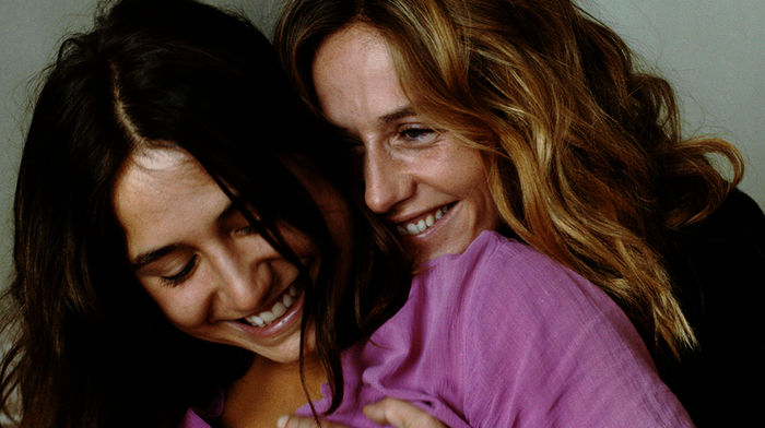 Delphine (Izïa Higelin) und Carole (Cécile de France) sind ineinander verliebt. Bild: Sender / rbb / WDR / Alamode Film 