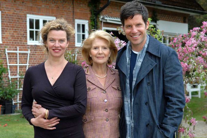 Die resolute Luise (Christiane Hörbiger) mit ihren beiden Kindern Daniel (Tim Bergmann) und Charlotte (Margarita Broich). Bild: Sender / Susanne Dittmann