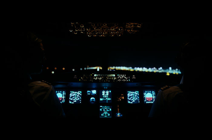 Code 7500: Die Zahlenkombination 7500 ist in der internationalen Luftfahrt der Emergency Code für eine Flugzeugentführung. Ein Code, der das Leben aller Menschen an Bord eines Airbus A319 von Berlin nach Paris für immer verändert. Bild: Sender / SWR / augenschein Filmproduktion