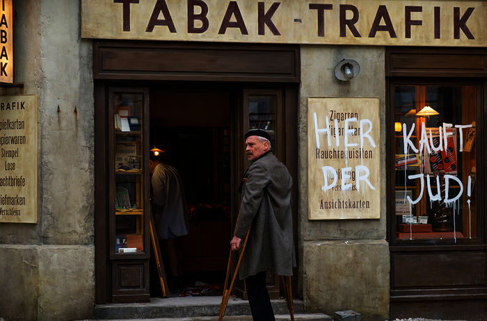 Die Nazis möchten den „Trafikanten“ Otto Trsnjek (Johannes Krisch) einschüchtern. Bild: Sender / ARD Degeto / Tobis / Epo Film / Glory Film / Petro Domenigg 