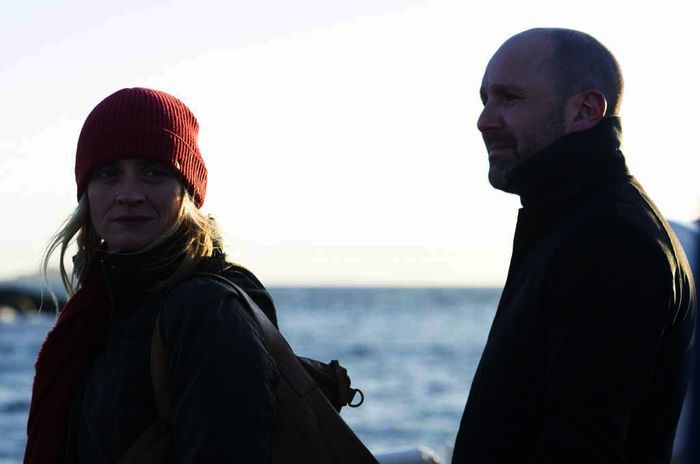 Polizist John Hind (Johnny Harris) reist extra nach Schottland, um seine ehemalige Kollegin Claire (Anne-Marie Duff) um Hilfe zu bitten. Doch Claire freut sich ganz und gar nicht über den unerwarteten Besuch. Bild: Sender / ZDF / Nicola Dove