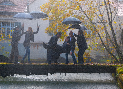 Nicht nur der Regen wird zum Problem: Der Anblick der "heiligen Daisy" hat den Dorfpfarrer umgehauen. v.l.n.r.: Dorfpolizist Hartl (Simon Schwarz), Evi (Lisa Maria Potthoff), Pater Paolo alias Vincenzo Barsotti (Fahri Yardim), Dorfpfarrer (Gerhard Wittmann), Georg (Christian Ulmen) und Bestattungsunternehmer Möslang (Jürgen Tonkel). Bild: Sender/Constantin