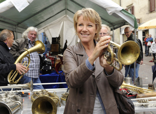 Auch eine antike Trompete von einem italienischen Flohmarkt ist im Sortiment der "Tr&ouml;delqueen" Andrea (Mariele Millowitsch) bestens aufgehoben. Bild: Sender