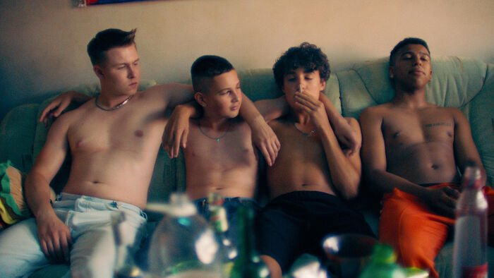 Sonne und Beton: Julius (Vincent Wiemer), Lukas (Levy Rico Arcos), Gino (Rafael Klein-He&szlig;ling) und Sanchez (Aaron Maldonado-Morales). Bild: Sender / RTL / 2023 Constantin Film Verleih 