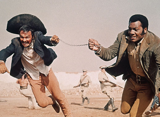 Lyedecker (Jim Brown, rechts) und Yaqui Joe Herrera (Burt Reynolds) gelingt die Flucht vor General Verdugo. Bild: Sender