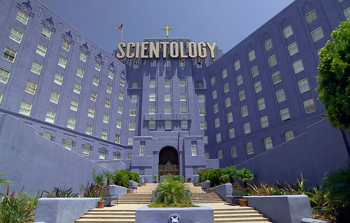 Regisseur Alex Gibney lässt in seinem investigativen Dokumentarfilm Aussteiger zu Wort kommen und schaut hinter die Kulissen der „Scientology-Kirche“. Bild: Sender/Telepool