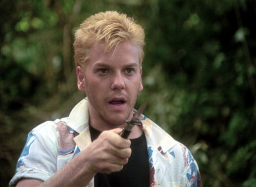 Ace Merrill (Kiefer Sutherland) ist der rüde Anführer einer Halbstarken-Gang, die die vier Freunde bedroht ... Bild: Sender /Sony
