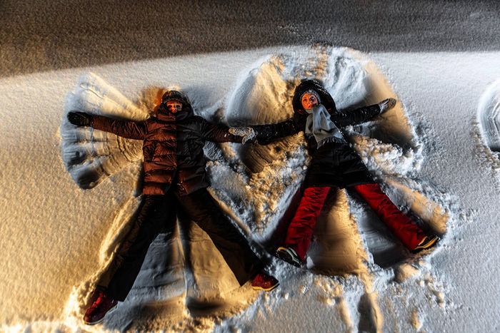 Für Gitta (Ulrike Kriener) und ihre älteste Tochter Annika (Katharina Schüttler) ruft der Schnee-Engel, den beide gemeinsam in der Nacht machen, glückliche Erinnerungen an früher wach. Bild: Sender