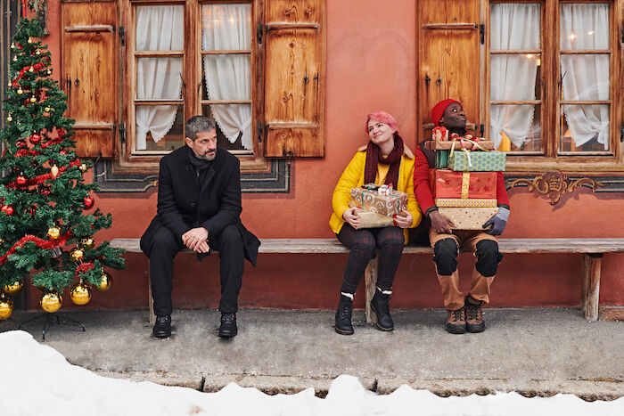 Weihnachtspäckchen... haben alle zu tragen: Frank Donneck (Pasquale Aleardi), Adika (Yann Mbiene), Tessa (Zoe Valks). Bild: Sender / ZDF / Walter Wehner. 