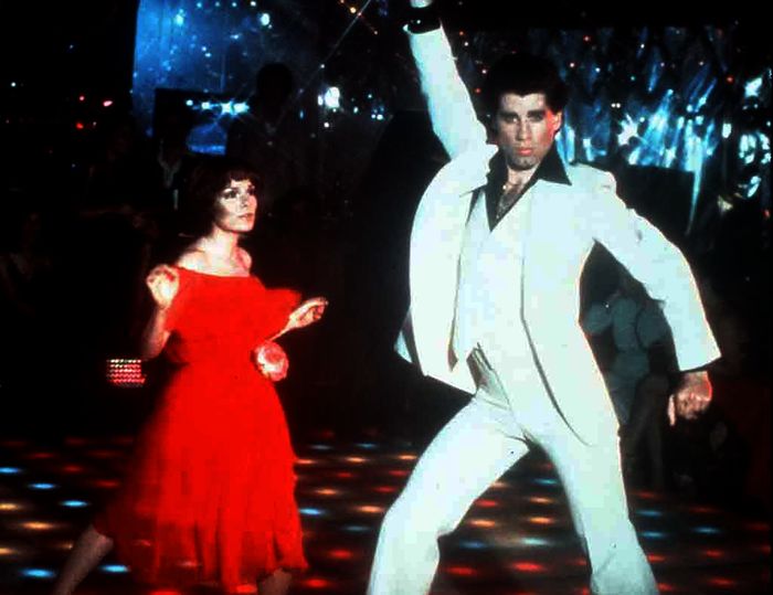 Wenn er in der Disco auf der Tanzfläche seine Show abzieht, liegen ihm die Mädchen zu Füßen: John Travolta als Tony Manero mit Karen Lynn Gorney als Silvia. Bild: Sender / ARTE/TVE / Paramount Pictures