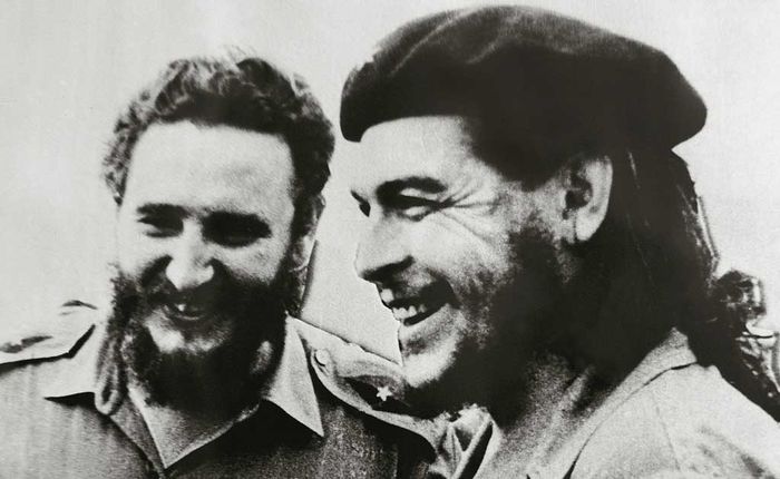 chef Fidel Castro (l) und Ernesto Guevara, genannt "Che", sein Industrieminister. Bild: Sender/dpa