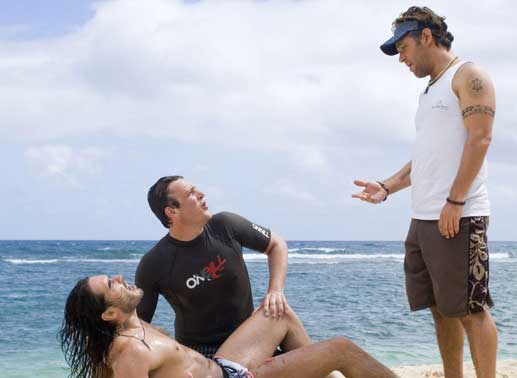 Surfer Chuck (Paul Rudd, re.) bietet den Konkurrenten Aldous (Russell Brand, li.) und Peter (Jason Segel) seine Hilfe an. Bild: Sender