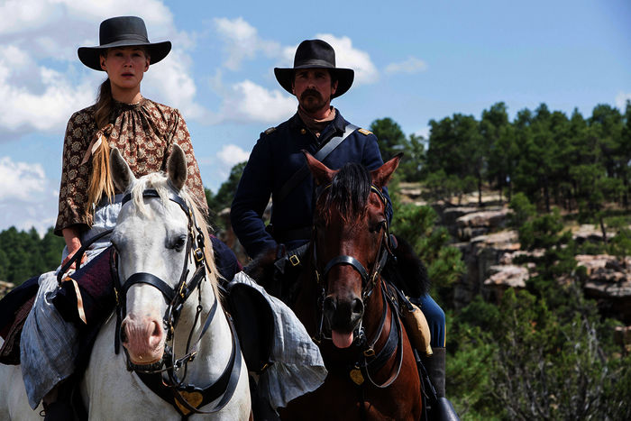 Feinde - Hostiles: Die traumatisierte Rosalee (Rosamund Pike) ist für Captain Blocker (Christian Bale) eine Herausforderung. Bild: Sender / ZDF und Lorey Sebastian