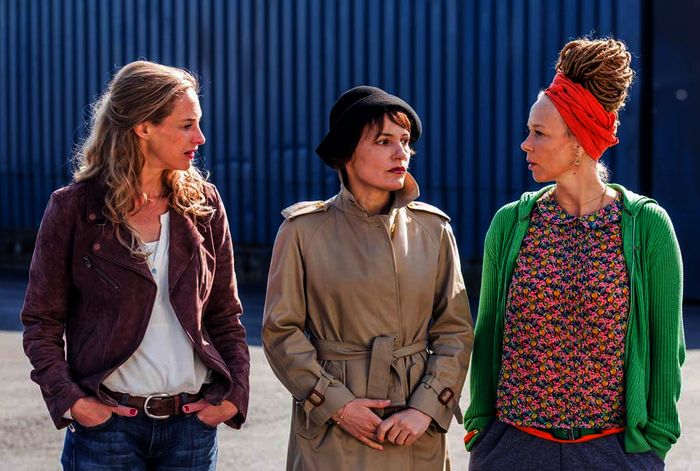 Alice (Sophie von Kessel), Sascha (Nicolette Krebitz) und Karla (Katja Riemann) planen ein Comeback mit ihrer Girl-Band &bdquo;ChiX&ldquo; und wollen ihr Revival am Ort ihres gr&ouml;&szlig;ten Erfolgs feiern, in "Roy's Club".
Bild: Sender / ARD Degeto / Frank Dicks