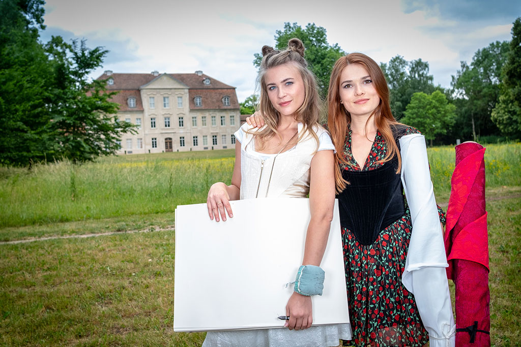 Die Schwestern Rosalie (Zoe Moore) und Bianca (Jeanne Goursaud) sind ein unschlagbares Team.Bild: Sender / ZDF / Boris Laewen.