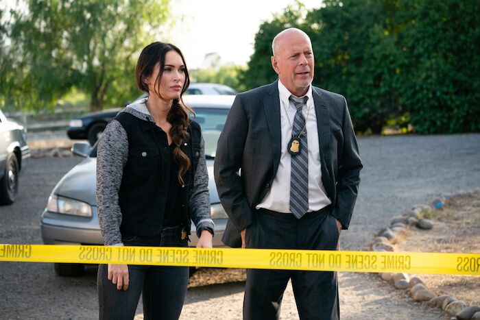 Die Spur des Killers - Midnight in the Switchgrass: Fassungslos müssen der FBI-Agent Karl Helter (Bruce Willis) und seine Kollegin Rebecca Lombardi (Megan Fox) feststellen, dass der Serienmörder schon wieder zugeschlagen hat. Bild: Sender /  ZDF / Michael Moriatis.