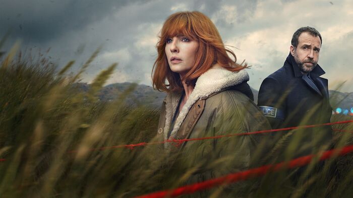 Under Salt Marsh &ndash; Tod in den Salzwiesen: Jackie Ellis (Kelly Reilly) und Eric Bull (Rafe Spall). Bild: Sender /  ZDF und Sky UK Limited. 