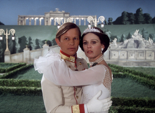 Bei einem Dreh verliebt sich Fedora (Marthe Keller) in Schauspieler Michael York (Michael York). Wird er jemals erfahren, wer sie wirklich ist? Bild: Sender / Bavaria Media / Gerry Fisher