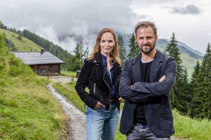 Der Geier: Julia Koch (Franziska Conte), Philipp Hochmair (Lukas Geier). Bild: Sender / ORF / ZDF / Network Movie / Graf Film / Chris Hofer