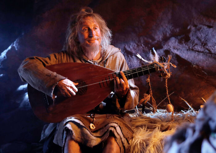 Catweazle: Otto Waalkes (Catweazle). Bild: Sender / ORF / Pro7 / Tobis  / Tom Trambow