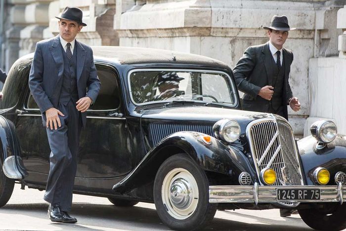 Kommissar Maigret (Rowan Atkinson,) und Inspektor LaPointe (Leo Staar) sind auf dem Weg zu einem Hauptverdächtigen. Bild: Sender / Peket CoProduction Ltd.