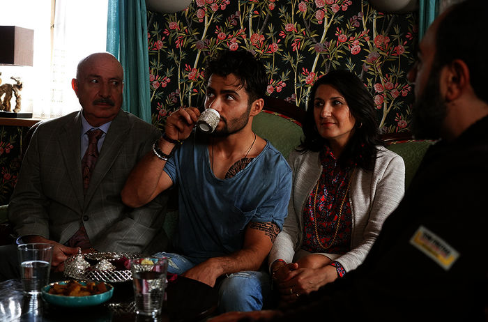 Osman (Aram Arami) mit seinen Eltern Mesut (Orhan Güner) und Farah (Siir Eloglu) zu Besuch bei Toni (Adnan Maral). Bild: Sender / ARD Degeto / Hendrik Heiden, 