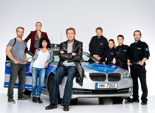 Dirk Matthies und die Crew der 27. Staffel: Mads Thomsen (Mads Hjulmand), Frau Küppers (Saskia Fischer), Harry Möller (Maria Ketikidou), Dirk Matthies (Jan Fedder), Hannes Krabbe (Marc Zwinz), Nina Sieveking (Wanda Perdelwitz), Daniel Schirmer (Sven Fricke) und Paul Dänning (Jens Münchow). Bild: Sender /Thorsten Jander