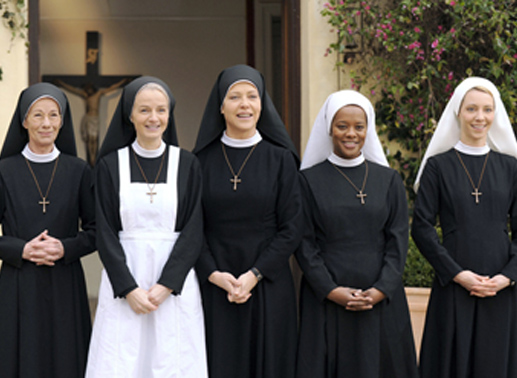 Die Ordensschwestern (v.l.n.r.) Schwester Felicitas (Karin Gregorek), Schwester Agnes (Emanuela von Frankenberg), Schwester Hanna (Janina Hartwig) und die Novizinnen Lela (Denise M'Baye) und Maria (Julia Heinze). Bild: Sender