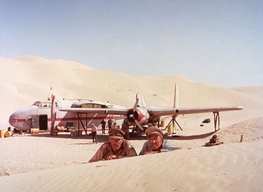 Frank Towns (James Stewart, l.) und Lew Moran (Richard Attenborough) befinden sich nach der Notlandung mitten in der Sahara. Bild: Sender