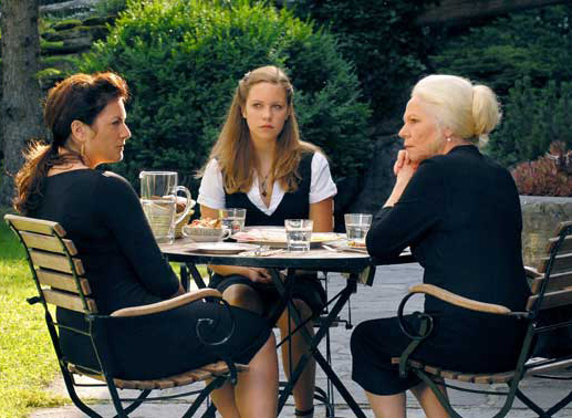 Gemeinsam versuchen Sophie (Christine Neubauer, li.), ihre Tochter Anne (Leonie Kienzle, Mitte) und ihre Mutter (Angelika Bender) &uuml;ber den tragischen Verlust hinwegzukommen. Bild: Sender
