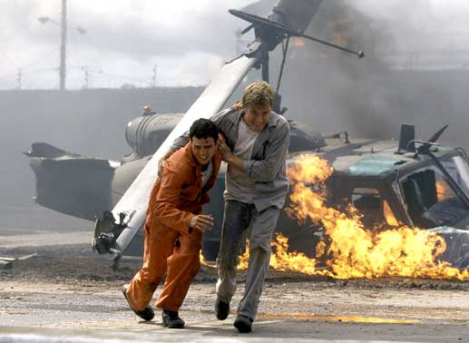 Eugene Irwin (Robert Redford) rettet Hubschrauberpilot Yates (Mark Ruffalo) das Leben. Bild: Sender